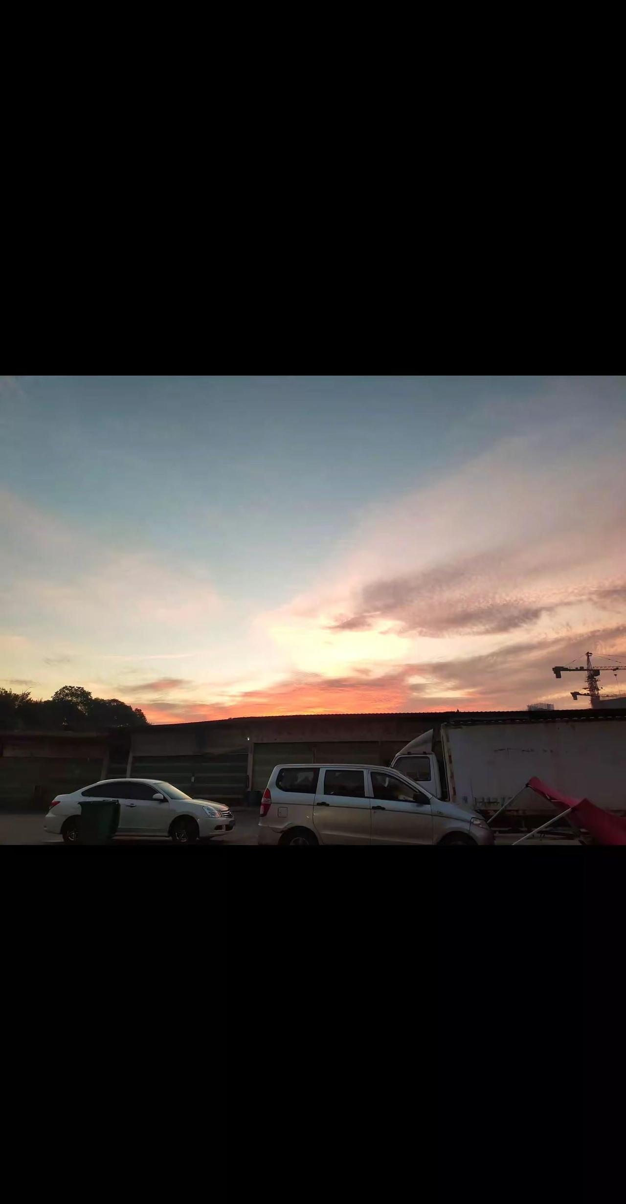 以前 听老人家说过，傍晚出现火烧云，第二天会很热很热！广东天气真的要煎猪油了😓