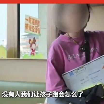一男孩在海底捞撞上服务员端的高温油锅，多处烫伤。

妈妈一句话，全网炸了。

她