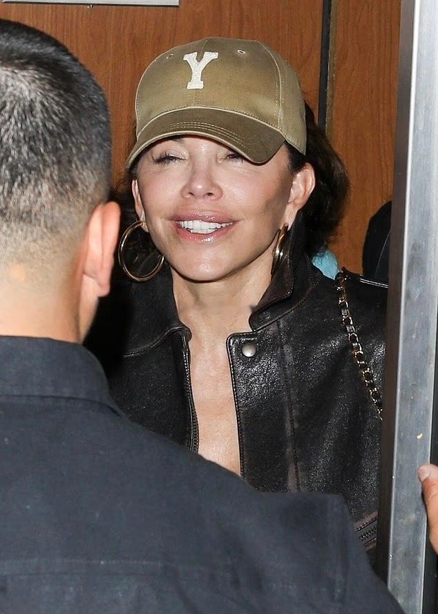 桑切斯被拍到跟友人一起现身西好莱坞名人们最爱去的餐厅Sushi Park👇（拍