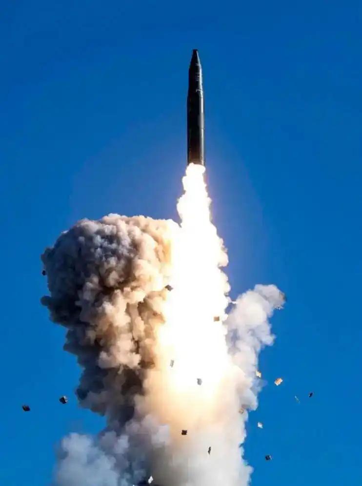 火箭军某发射二营荣立一等功，凭的正是洲际弹道导弹跨万里精准命中目标的硬核实力。2