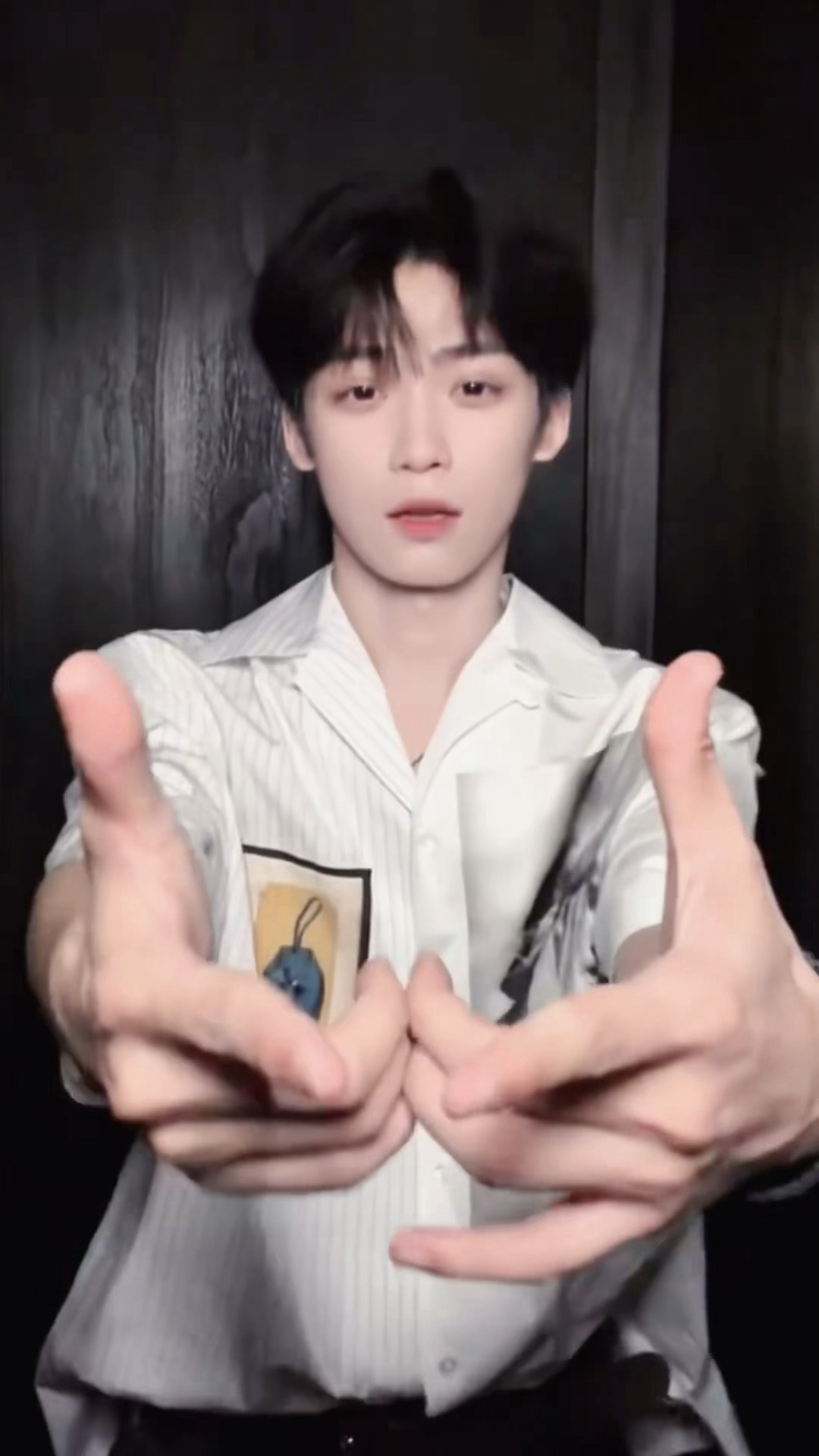 梓渝baby手势舞梓渝今日份跳baby手势舞新鲜营业，好萌好可爱的小🐟