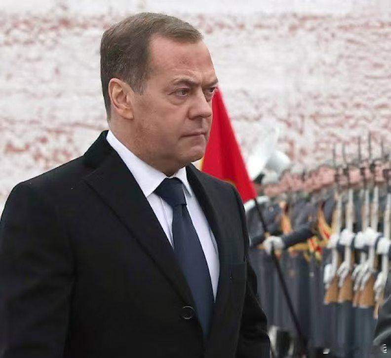 1、梅德韦杰夫指责西方窃取乌克兰的财富，称美国为“美国斯坦”，并声称自战争开始以