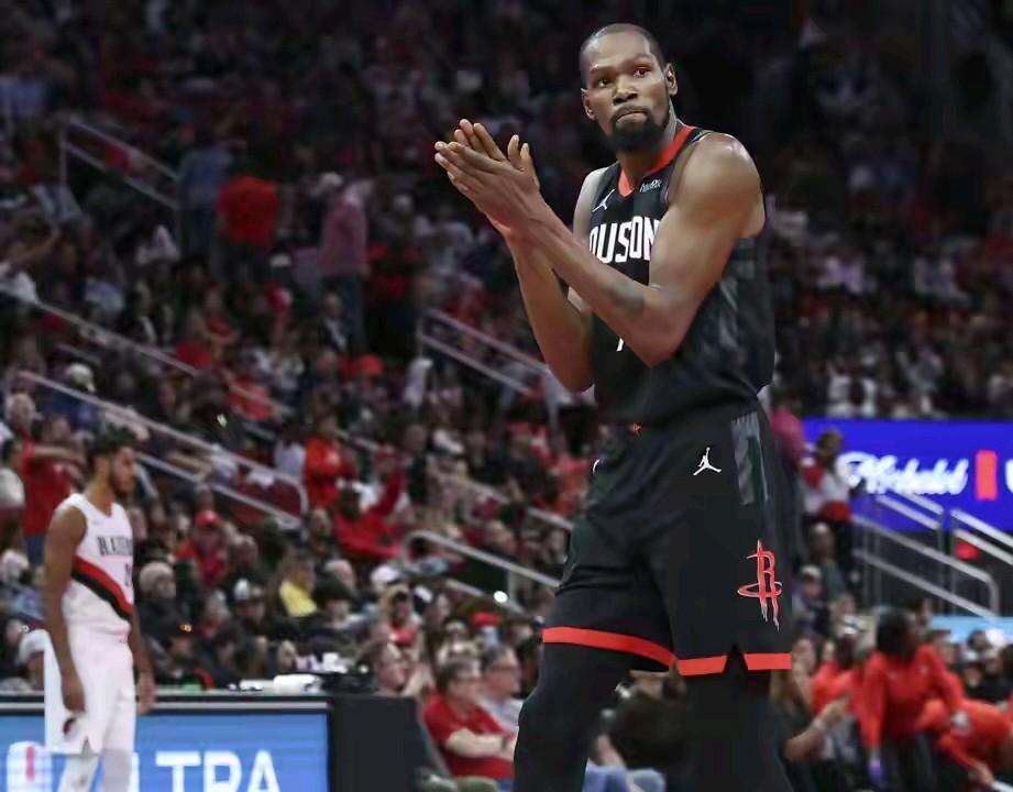 杜兰特这样的年龄还能🈶这样的状态，真的不愧是历史顶级得分手啊，放眼历史恐怕都没