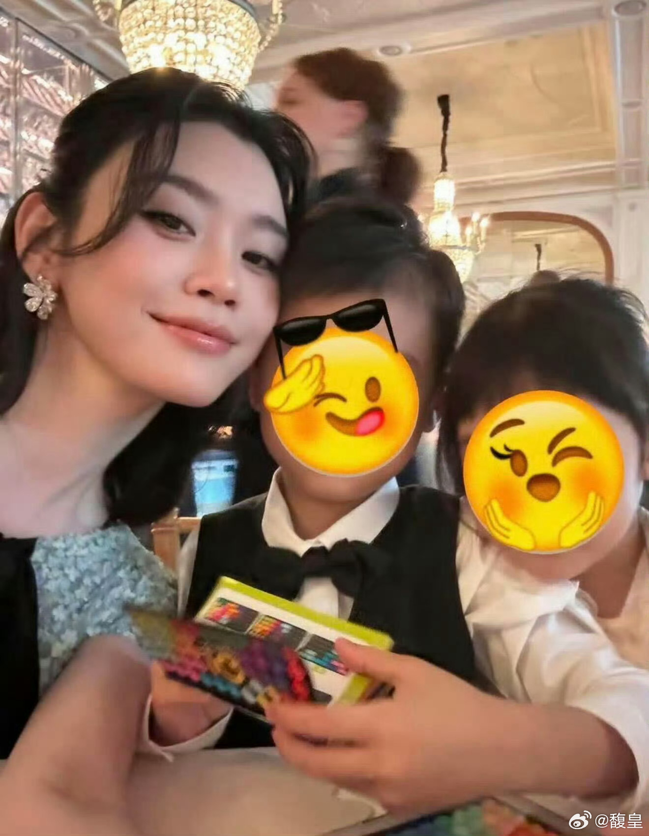 整整7年，奚梦瑶终于等来了何猷君兑现的婚礼承诺。二人早年领证生子，外界争议不断，