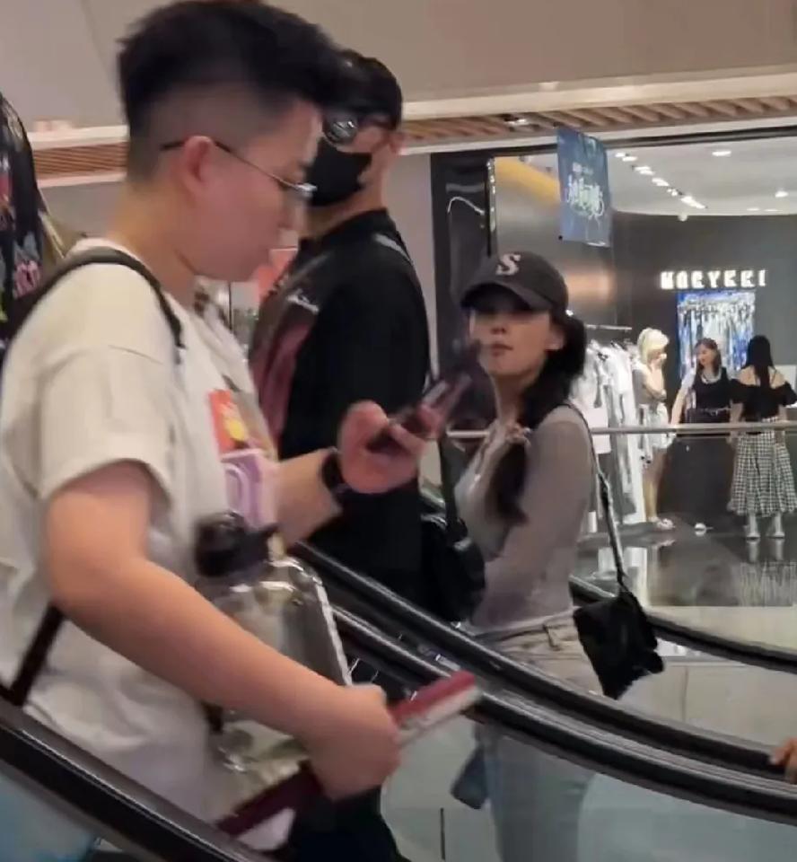 好甜蜜呀！6月22日，汪峰凌晨发文辟谣和宁静的传闻，下午就牵着女友的手去逛商场了