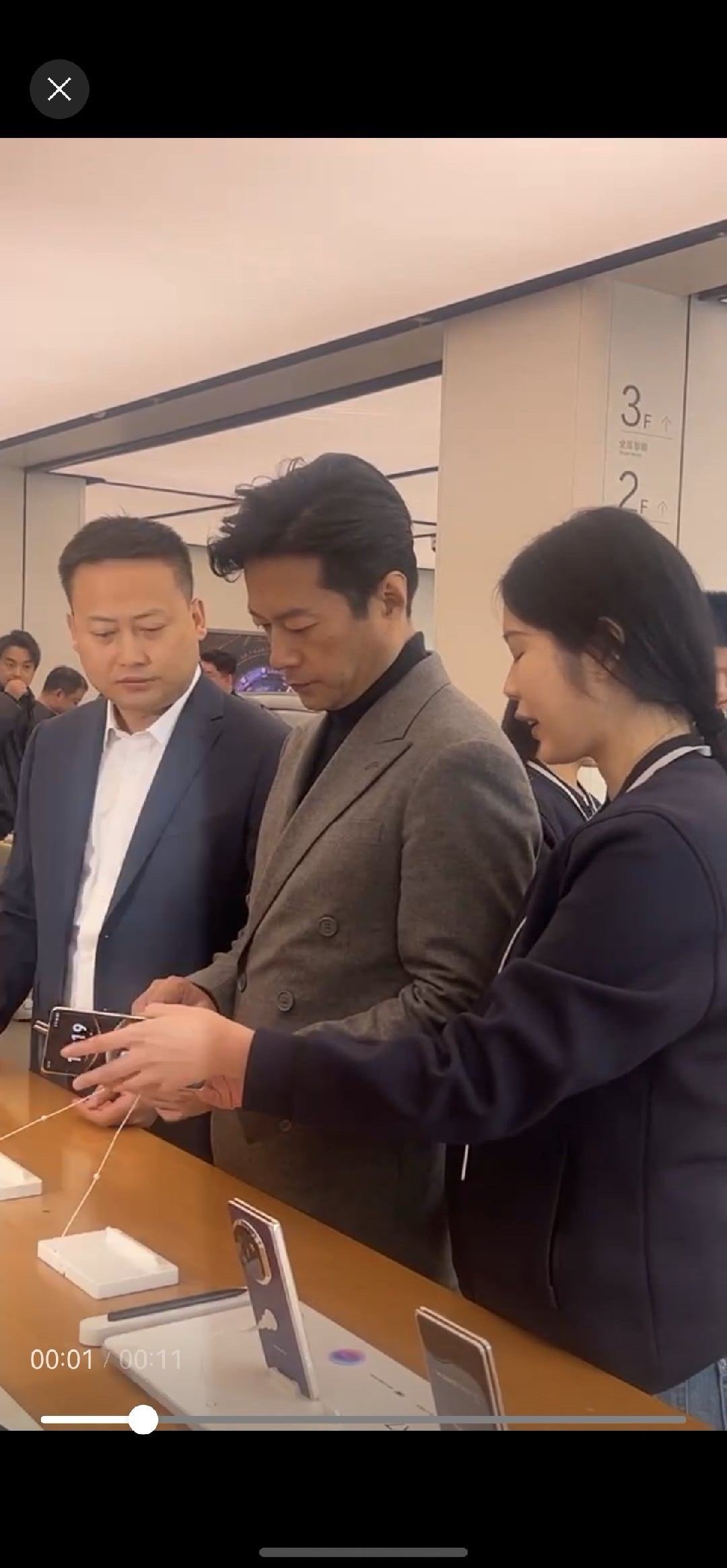 预售时我冲门店排队半小时才抢到预订名额，开售当天的线下盛况更是震撼！唐国强、李乃