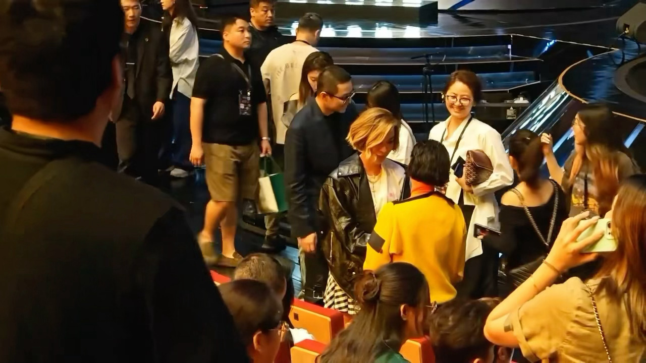 惠英红杨紫琼手拉手热聊杨紫琼惠英红同款短发 惠英红杨紫琼是连发型都同框吗，完全清