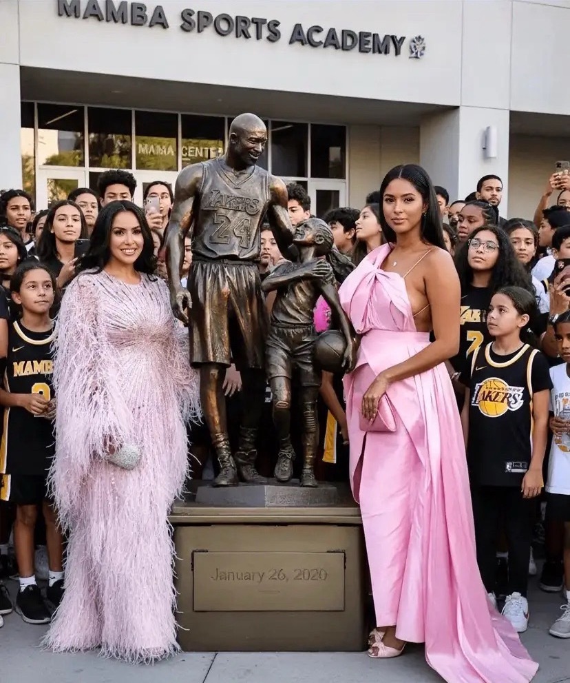 🏀 瓦妮莎和娜塔莉亚在曼巴体育学院揭幕了科比和吉安娜的雕像💜💛