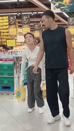 1 天呐！这对情侣的互动也太戏剧性了吧！看完满脑子都是“还能这样？”[震惊]
2