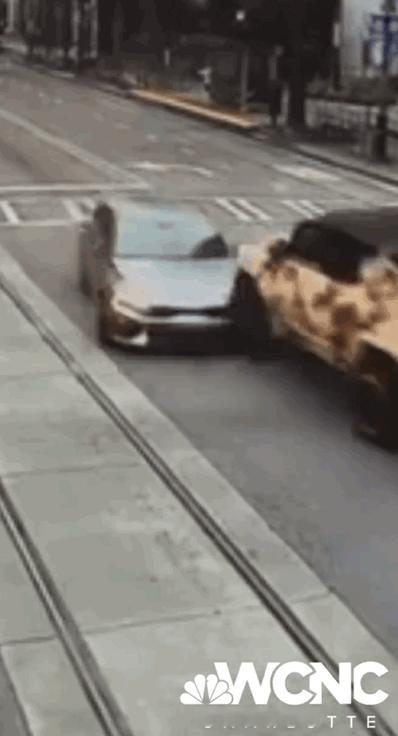 给大家换个角度看看，三球把罗斯“变向不减速”学到了骨子里，直接把自己的左前轮给撞