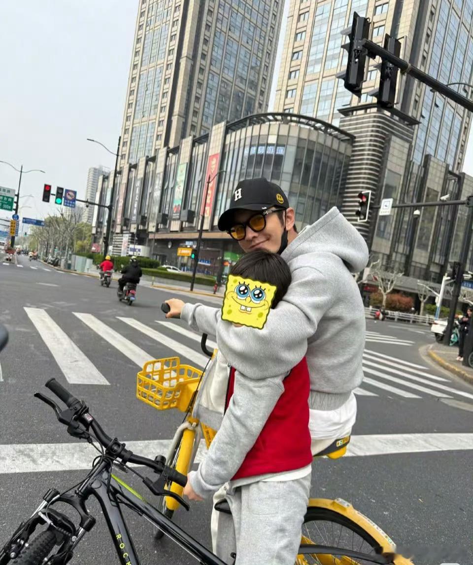 黄晓明因为小海绵全家搬到上海黄晓明在2026年7月10日的时尚盛典采访中透露，因