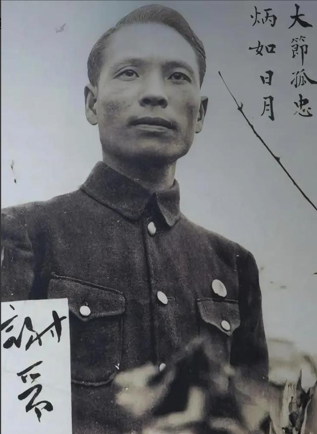 1941年，谢晋元在租界被软禁，带队出早操时，发现少了四名士兵，便去询问情况。这