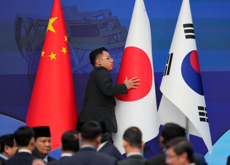 韩国总统府宣布，将东北亚三国的官方称谓顺序正式统一为“韩中日”，取代之前使用的“