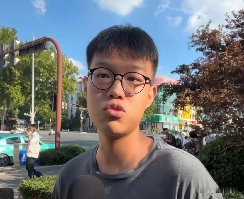 小姜把自己从千人疼整成了万人恨
本来，小姜也不容易，也是无辜者，亲爹不敢露面，抚