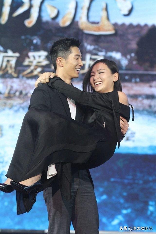 井柏然笑起来很勉强啊！