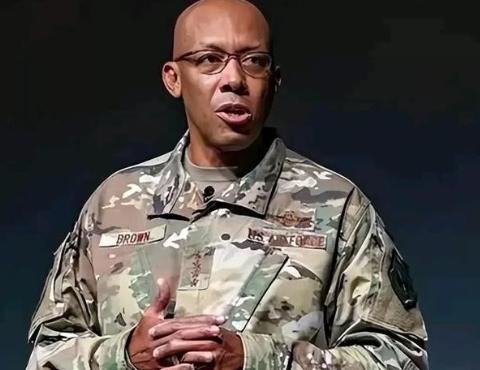 美国人现在终于知道害怕了，其空军参谋长四星级上将布郎说：中国的六代机虽然可怕，但