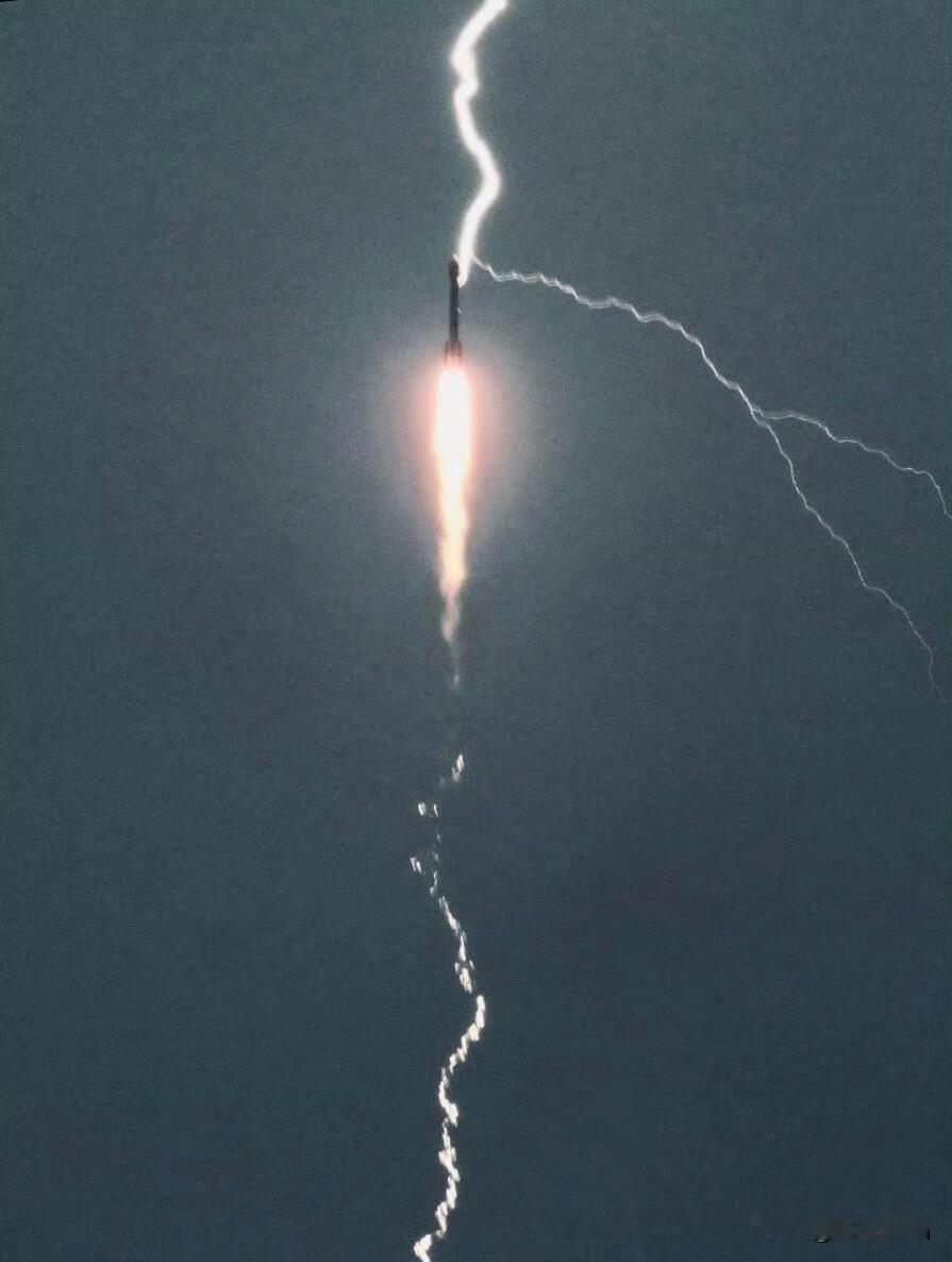 太顶了，雷神附体，画面震撼！全球有公开记录的、轨道级火箭飞行起飞段遭遇雷击的第5