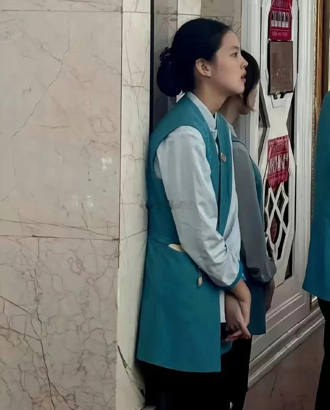 谁能预料到，这个服务员，将来会成为一个大明星 