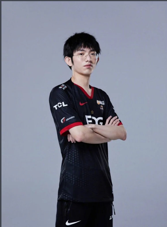 #英雄联盟S14# #英雄联盟# 突然发现，369今年就23岁了，属于老将上单了