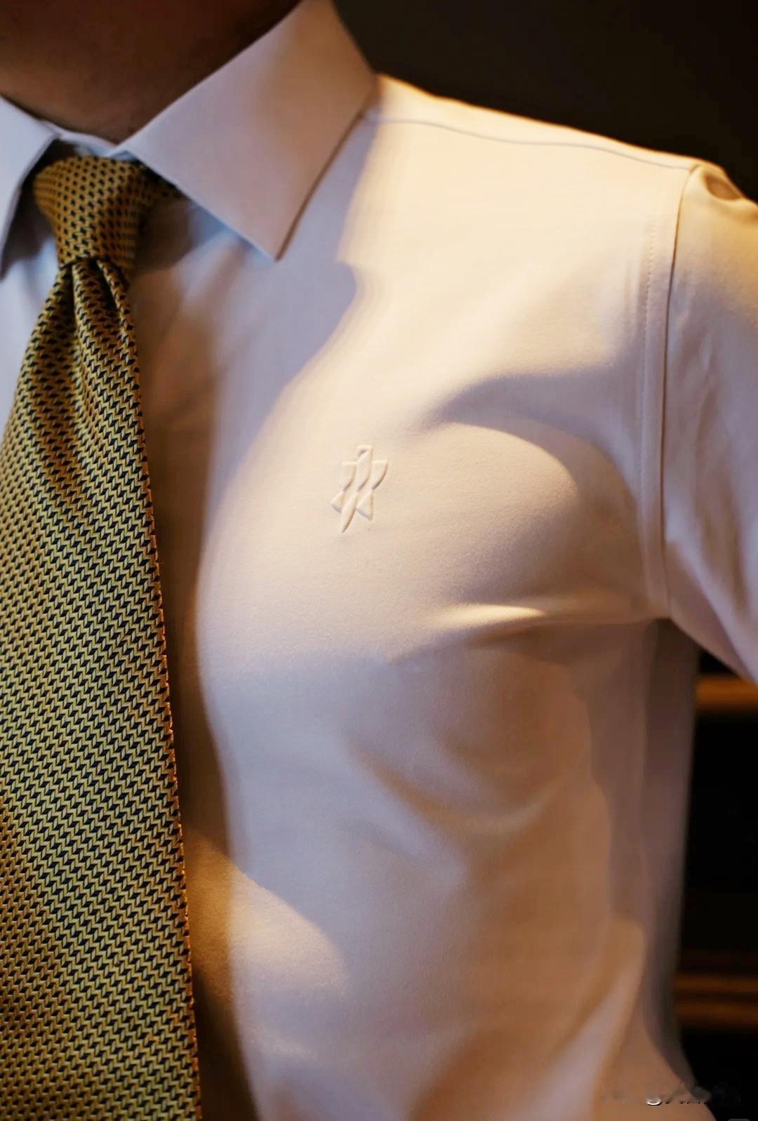 中年男士挑衣服，真不用只盯着那几个常见牌子。与其随大流买基础款，不如换个思路，把