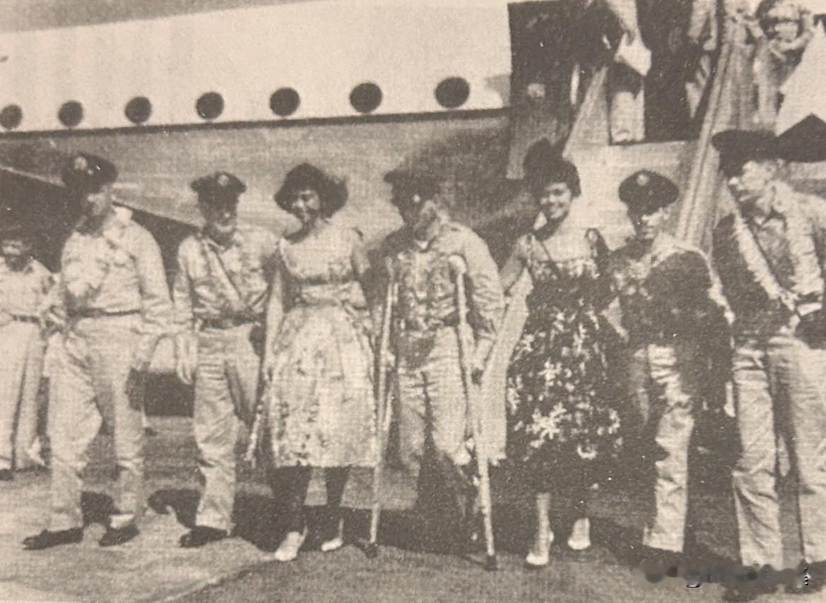 1955年8月，“王炳南一约翰逊会谈”后被释放的11名美军飞行员中的5人取道夏威