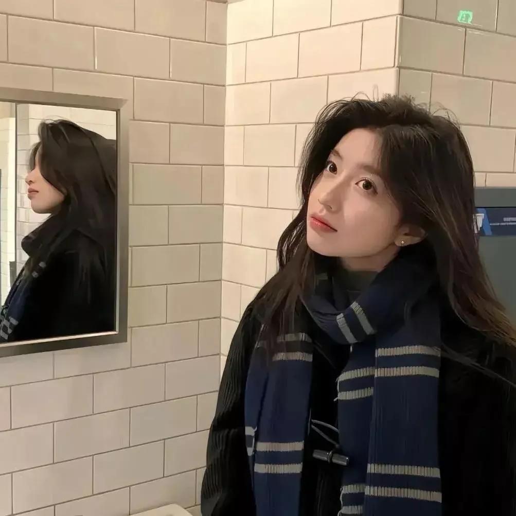 镜中自拍的温暖时刻，冬日穿搭指南休闲自拍穿搭 日常自拍穿搭 冬日感穿搭 冬日穿搭