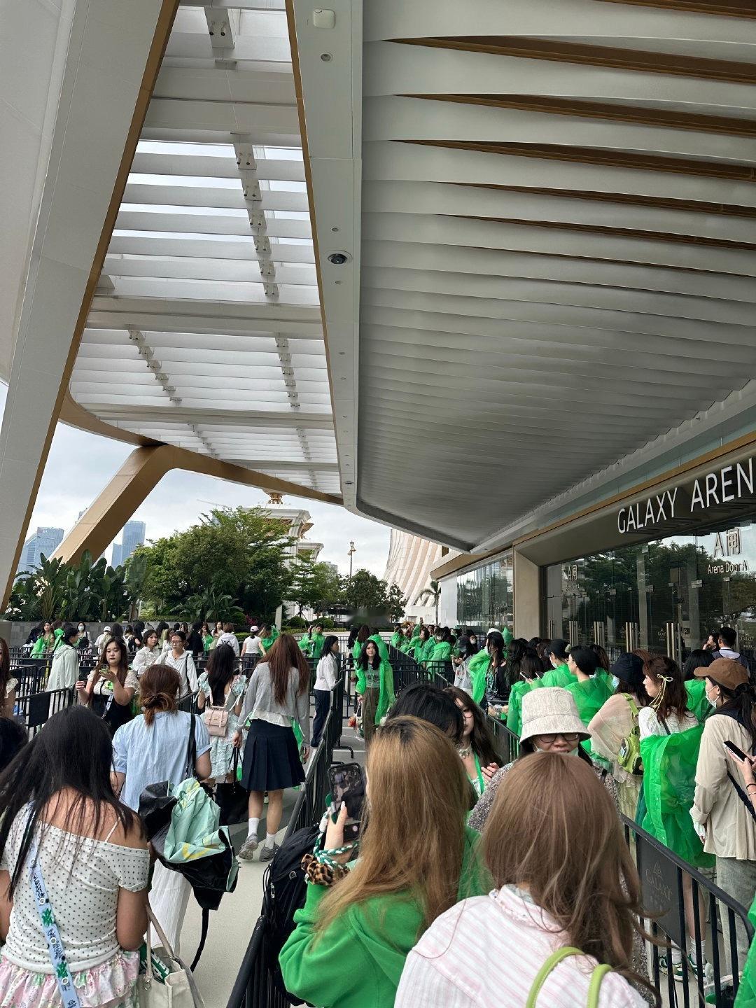 今天登陆少年的澳门演唱会，排队入场时候映入眼帘的好多张泽禹粉丝 