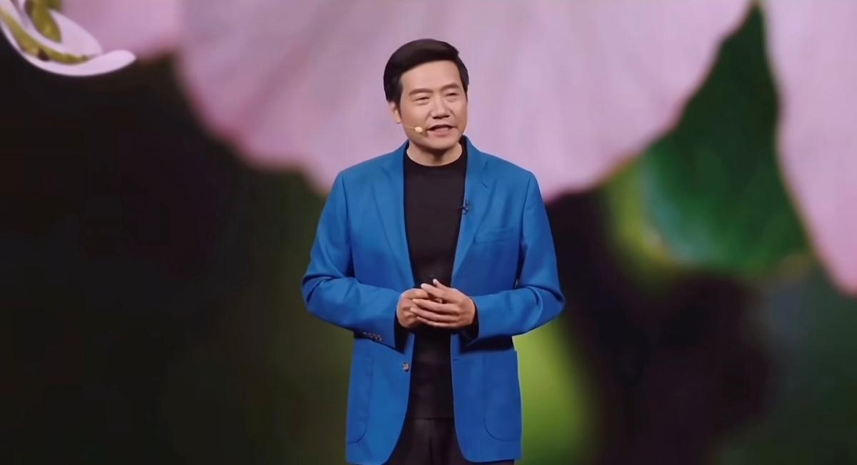 今晚的小米发布会，聚齐中国新能源汽车的核心力量。

雷军站在聚光灯下，逐一介绍到