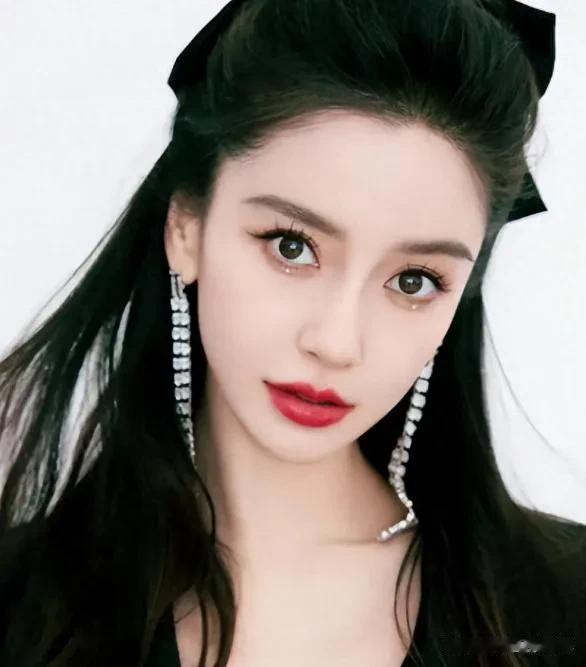 在最火的体育圈，富豪家族成员的生活往往被放大成传奇。这不仅是因为他们地位显赫，更