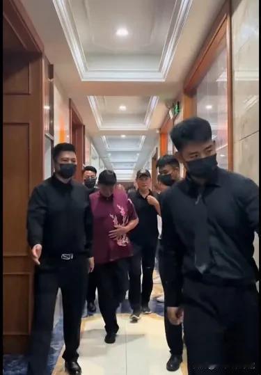 大衣哥朱之文越来越有明星架子了！在四个黑衣帅气的保镖簇拥下赶往演出现场，这架势不