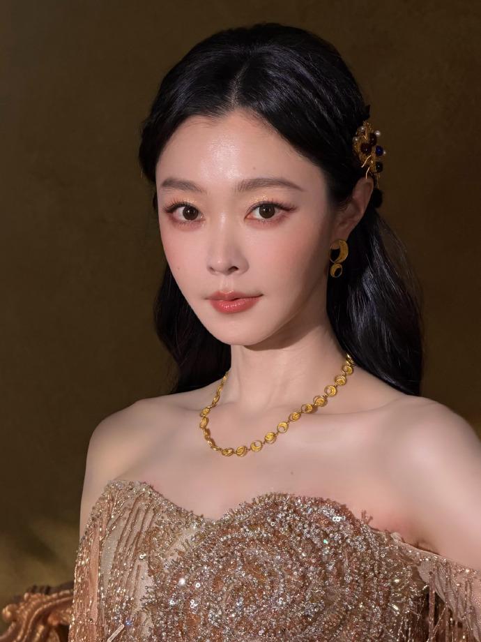 最近宋轶在合肥出席时尚活动，她这次穿了一件金色的纱裙，看上去非常的美。

宋轶这