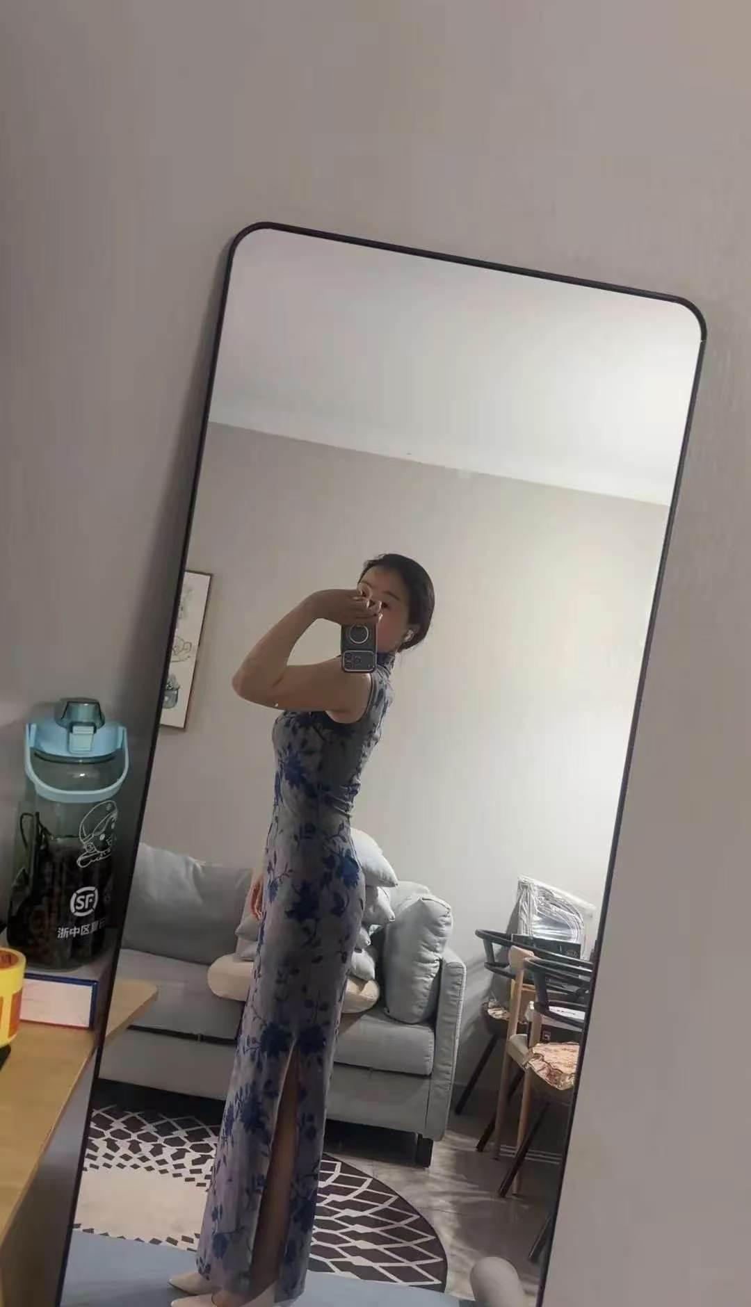 水仙子·旗袍江南 
蓝烟浅底缀繁花，
清影妆台映岁华。
娉婷缓步清风雅，
幽姿胜