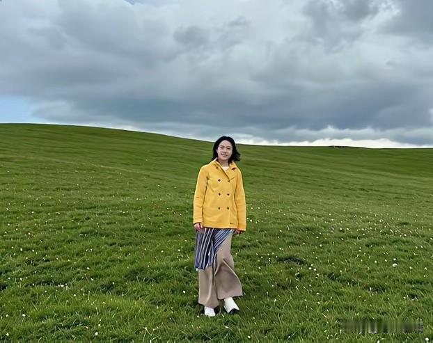 同事去年退休了
过起了自洽的生活
除了扔垃圾拿快递
她，基本上不下楼

不参加同