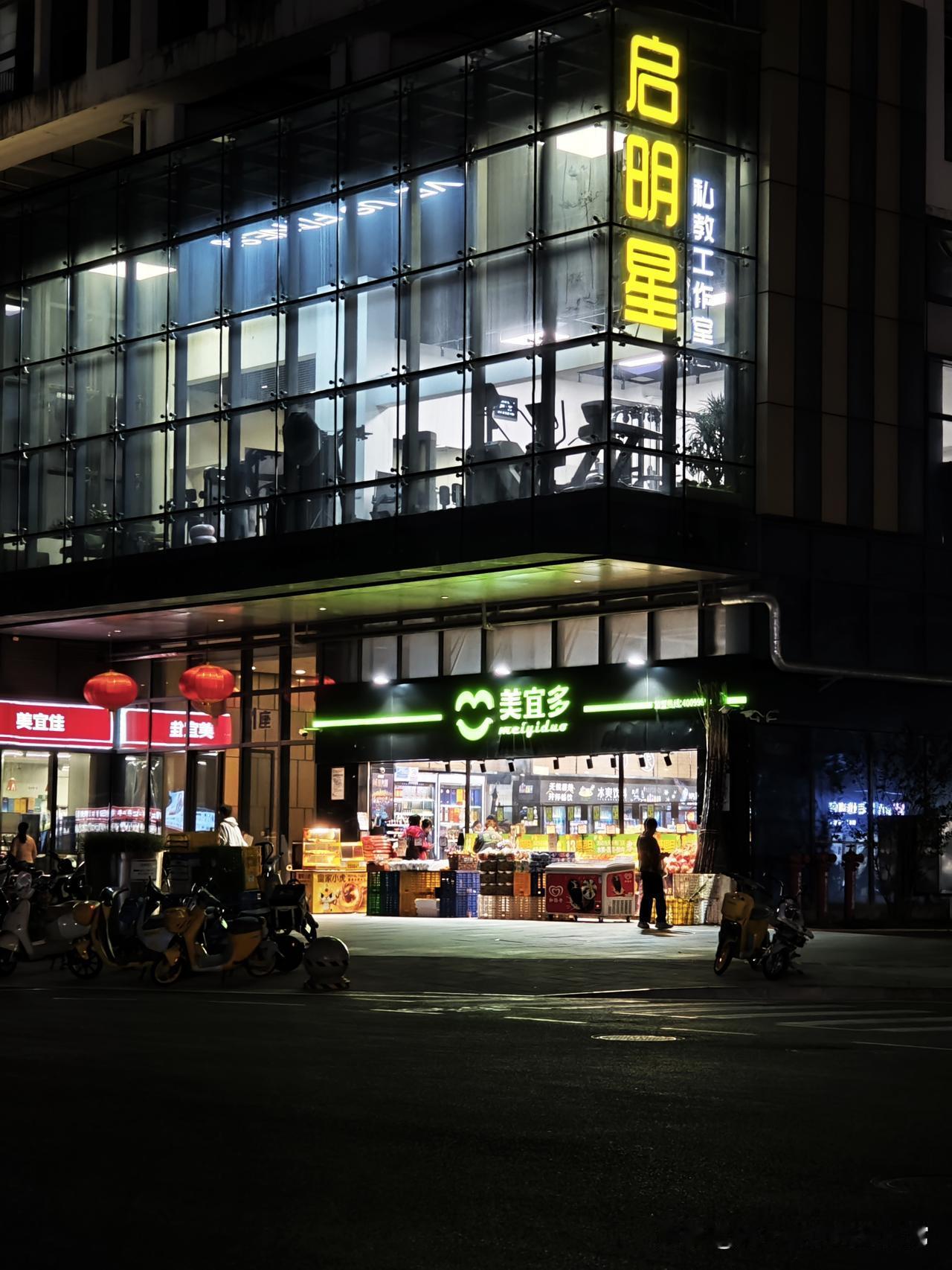 “美宜多”和“美宜佳”当邻居，这是“兄弟分家”
 
今晚逛街撞见个活久见场面：同