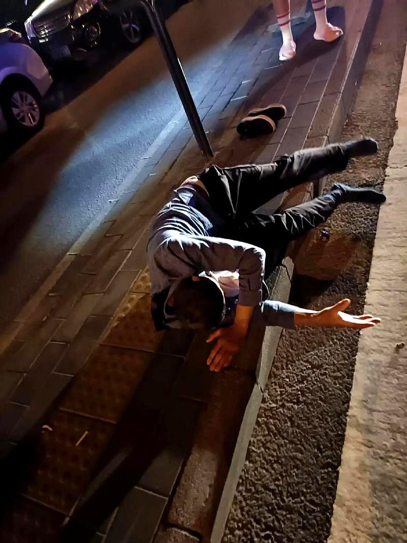 见过急诊室修罗场吗？
小三、小四加上一辆过路车，硬生生把渣男送进了抢救室，原配的