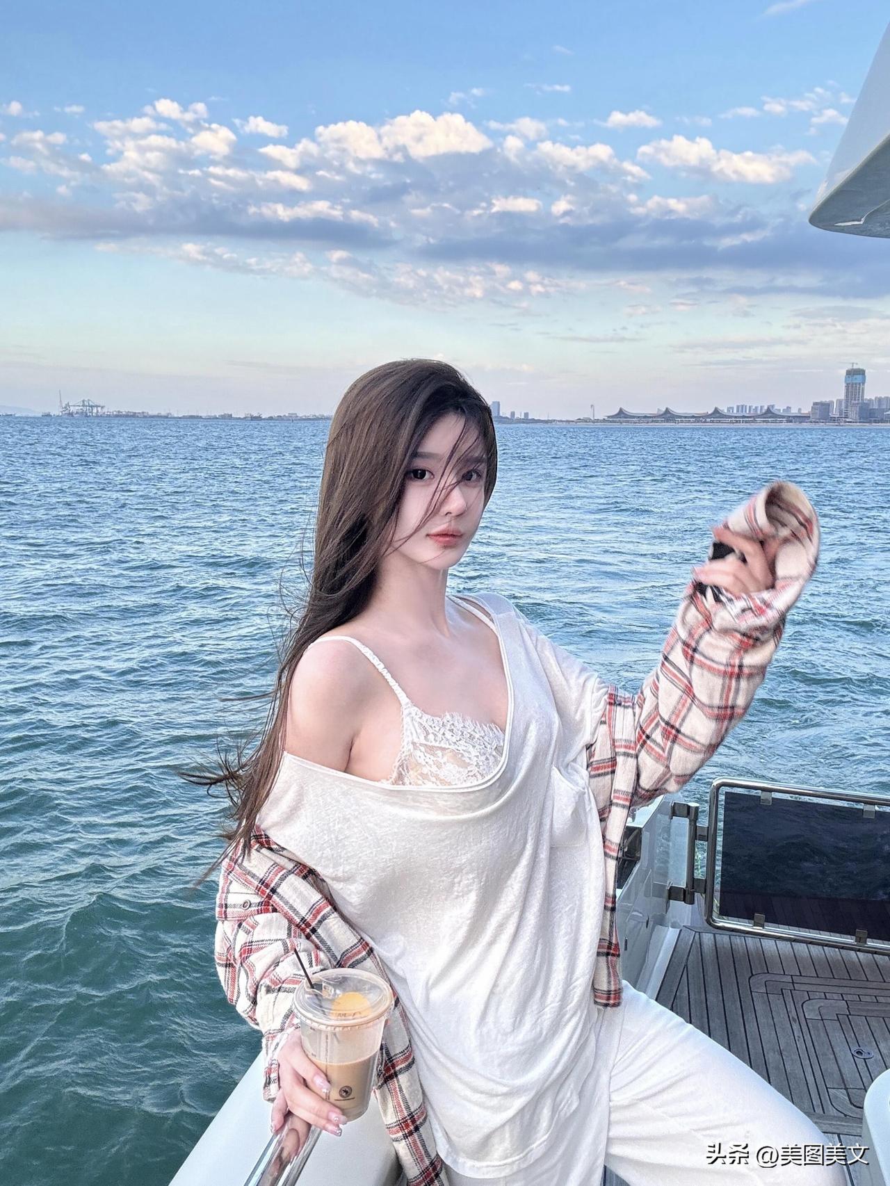 阳光下的少女，山间美景相伴，青春无限好！🌞🏔️👩‍❤️‍💋‍👩自然清新
