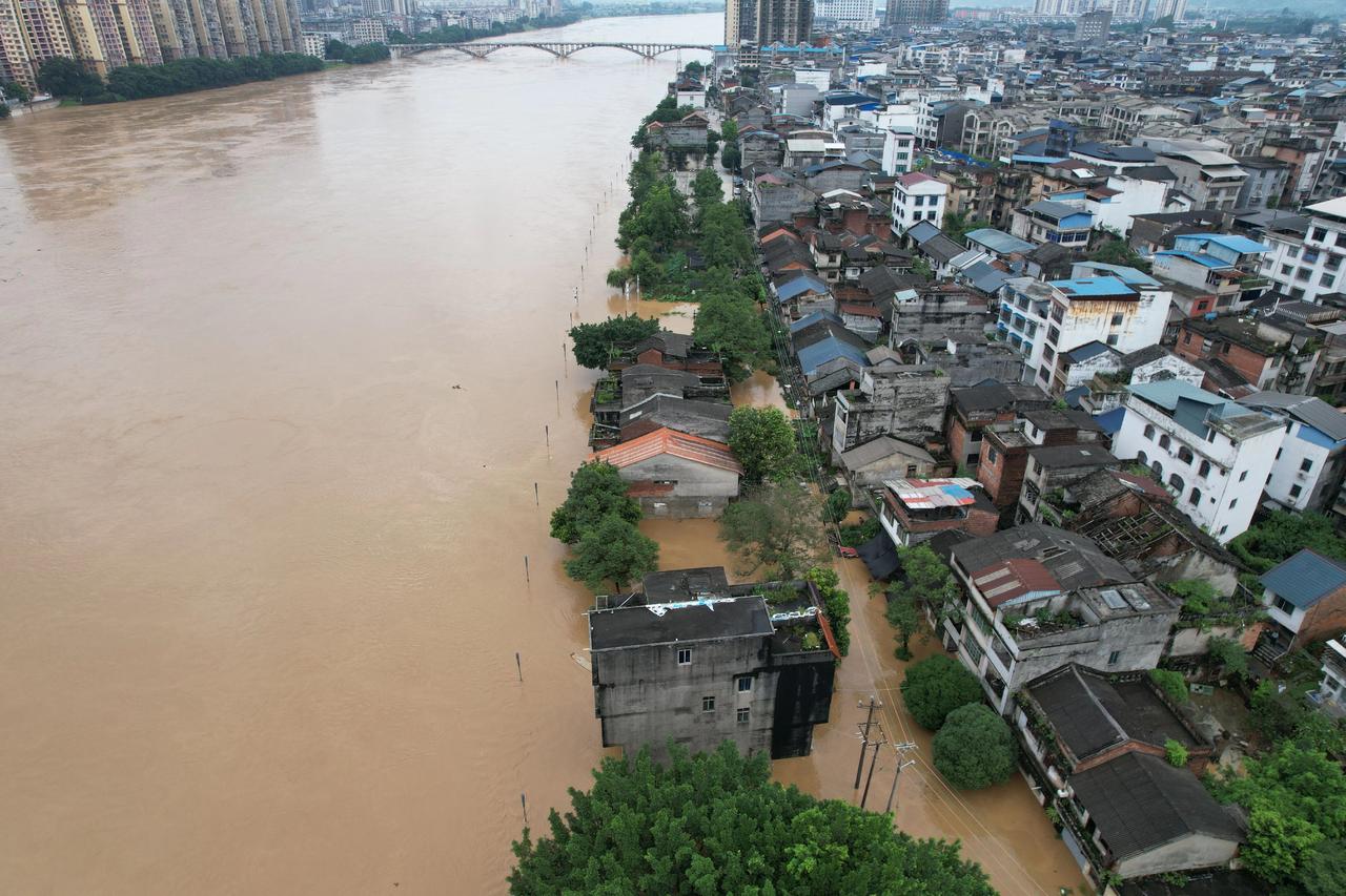 2026年6月21日洪峰经过融安，水位高达117米，长安古镇河边街被淹。 暴雨后