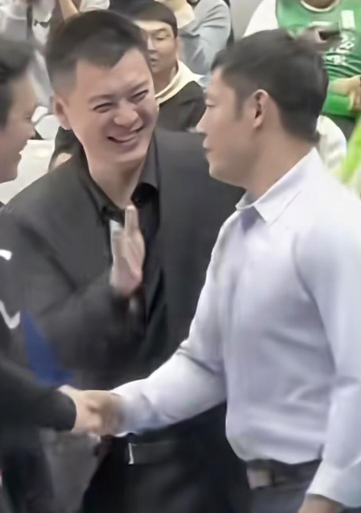 没看过这样的比赛！全队一大半人梦游，全场就3人能进攻，3节比赛靠2个人打球，第三