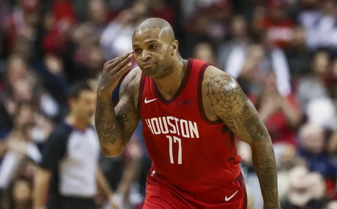 聊下塔克吧。
塔克自打离开火箭以后，算的上是颠沛流离。雄鹿——热火——76人——