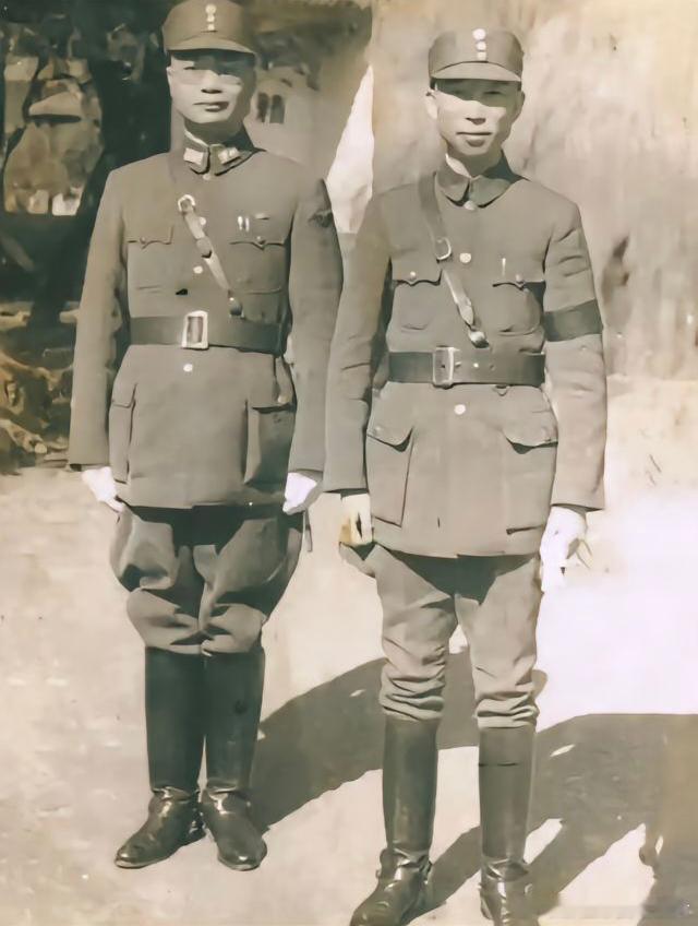 1942年，抗日战争第三次长沙会战中，指挥官薛岳和参谋长吴逸志合影。因为此时父亲