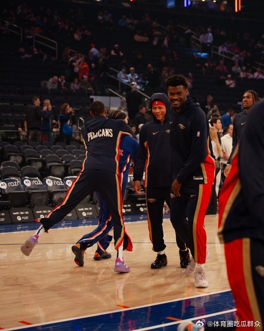 呃呃有人在打扰我们热身！！新奥尔良鹈鹕 ｜鹈鹕冠顶 ｜鹈鹕vs尼克斯  cr：新