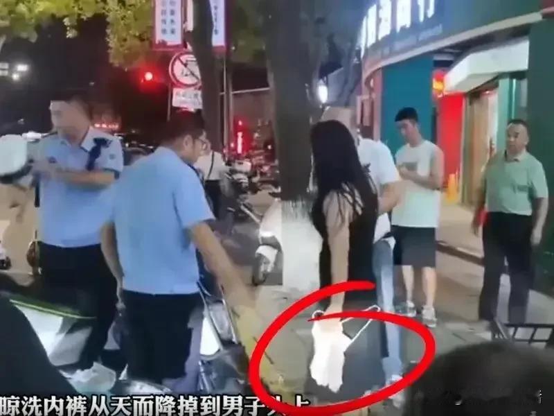 太倒霉了
如果你下班途中
一条内裤从天而降
落到你头上 咋办
近日
这名男子中了