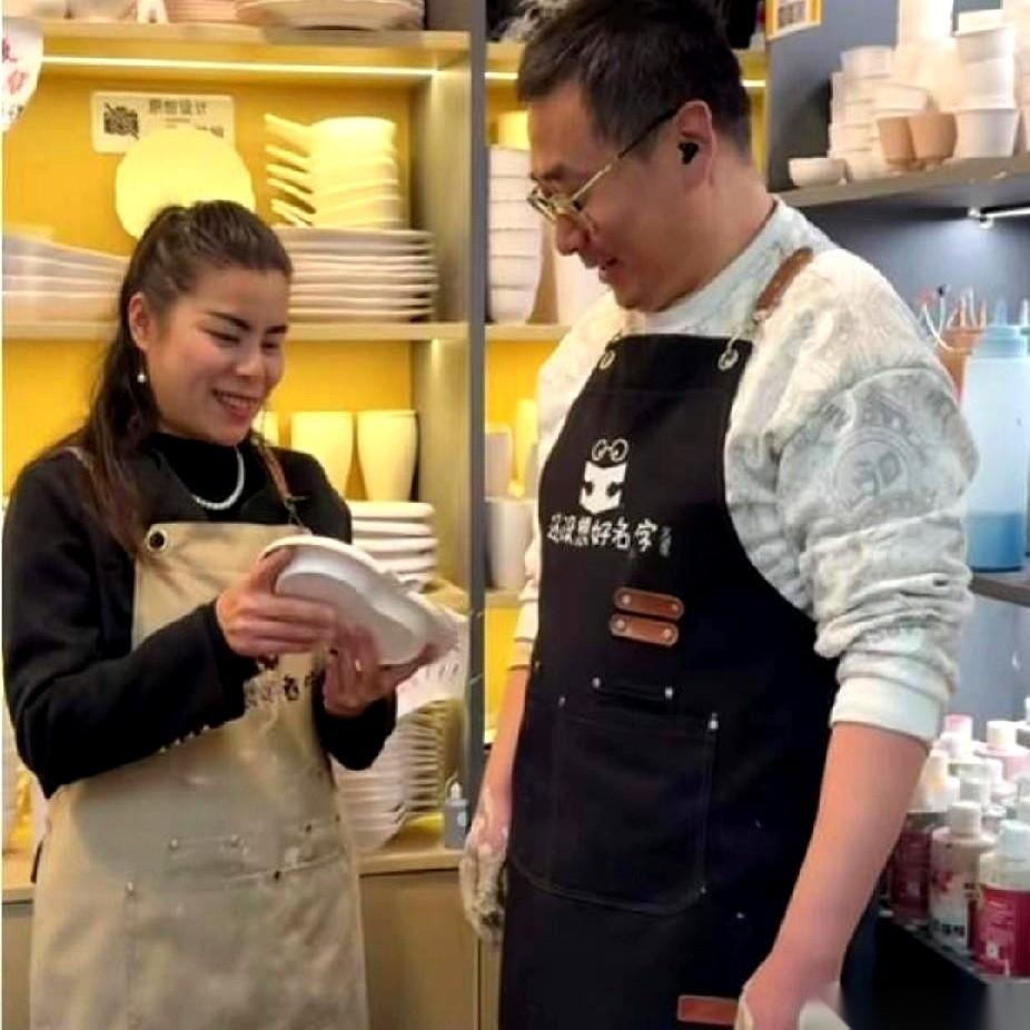 好家伙，人家小伙子一句话怼得那叫一个漂亮：
“太搞笑了，你是见不得我们卖得比你多