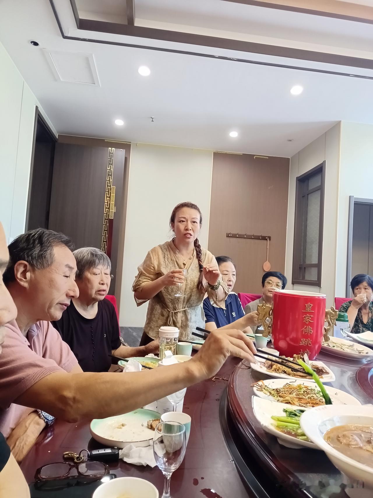 上午在网上学习了调节肠道菌群的健康知识，这使我想起前几天发生的一个故事。
济南的