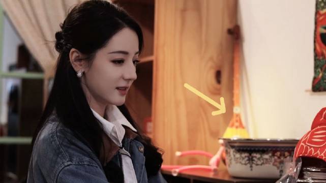 #迪丽热巴[超话]#☎️#开始推理吧# 打起手鼓唱起歌，巴姐@Dear-迪丽热巴 的小屋细节满满——