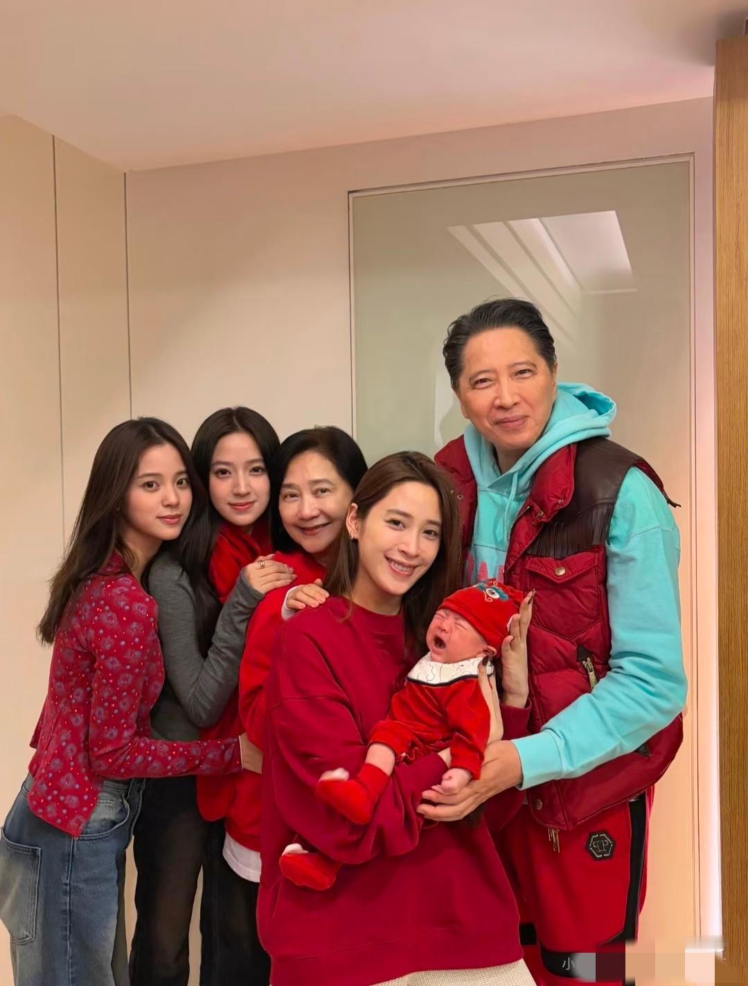 幸福美满的欧阳一家
大姐妮妮长得像爸爸，小妹睇睇长得像妈妈，居于中间的娜娜集父母