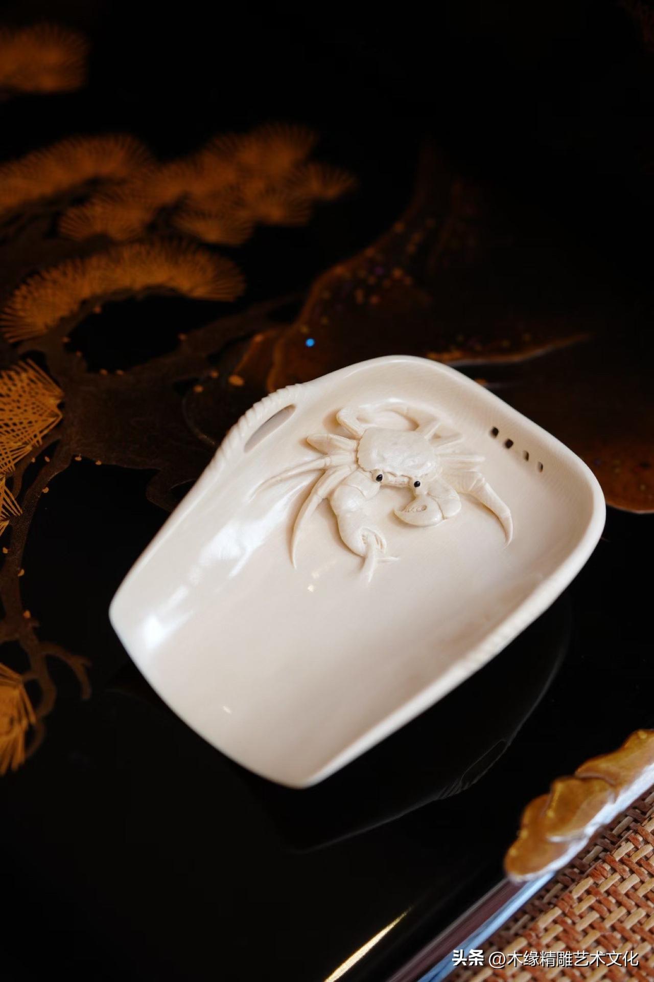 一只小蟹，藏着几分俏皮，也藏着东方器物的巧思。

双钳舒展，蟹足灵动，寥寥几笔便