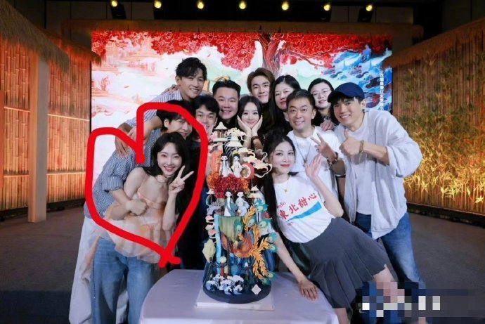 这两位绝对有情况 看手放的位置 ​ ​​​