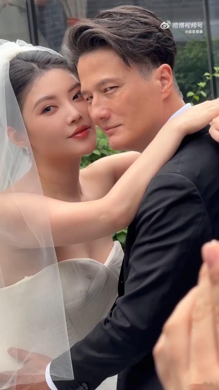 徐冬冬尹子维结婚线下排面  商场里面真的是铺满了各种各样的海报，还有两个人的名字