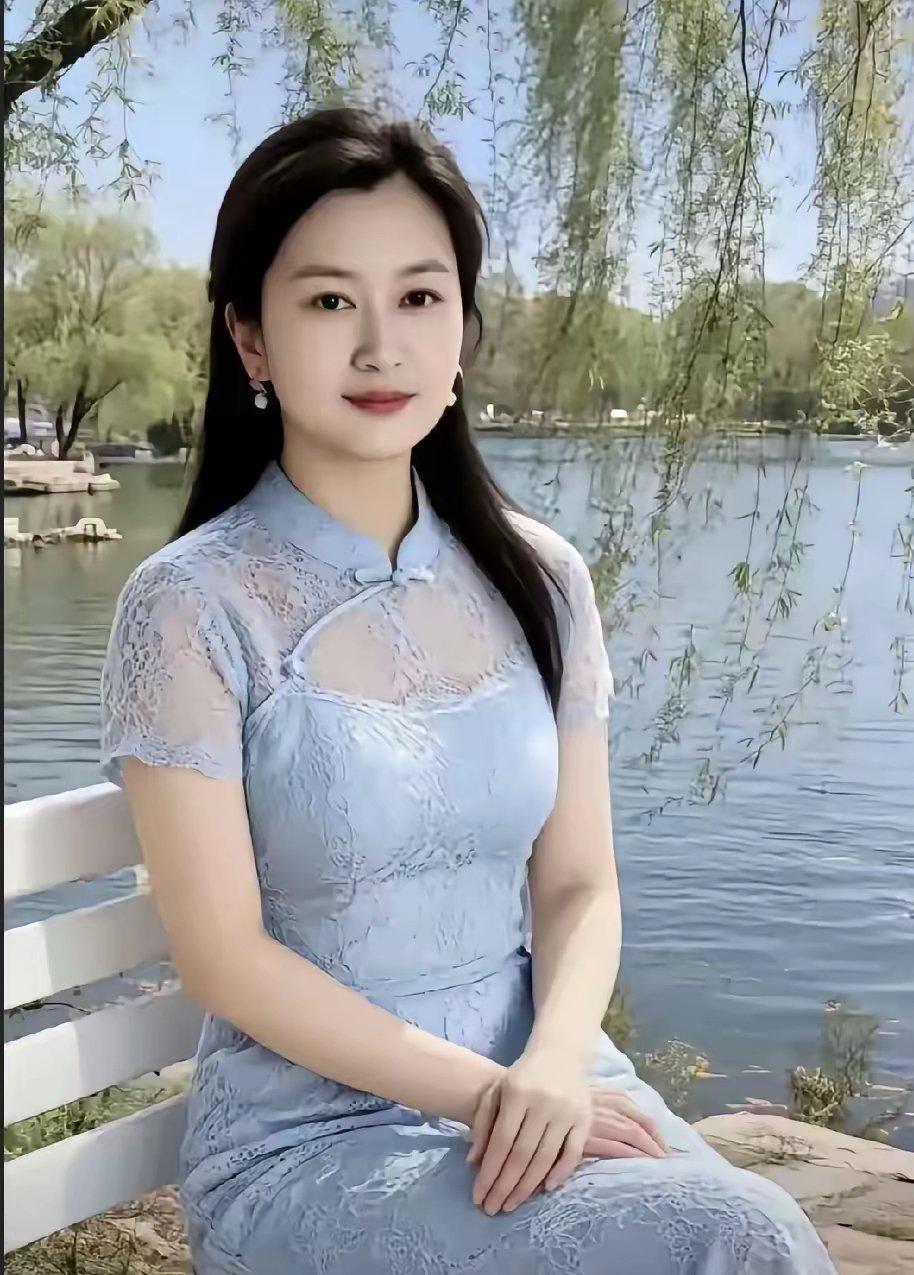 女性岔开腿坐，这事儿在公共场合常被贴上“不雅”的标签，可谁又真正问过身体舒不舒服